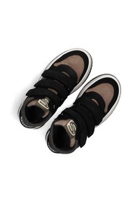 Schwarze und braune lässige Sneaker mit drei verstellbaren Klettverschlüssen und weißen Zwischensohlen, von oben auf einem weißen Hintergrund betrachtet.