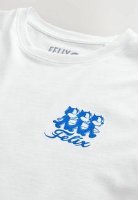 Witte katoenen t-shirt met een blauwe grafiek van drie geanimeerde katten en de tekst "Felix" in een gestileerde schrift. Korte mouwen en ronde halslijn.
