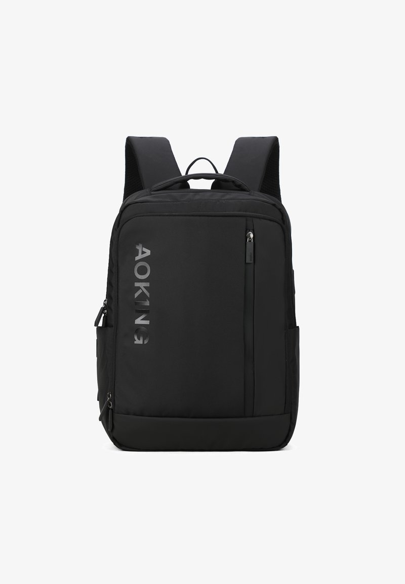 Zaino in nylon nero con spallacci regolabili, compartimenti con zip e una superficie testurizzata. Presenta un logo riflettente sul davanti.