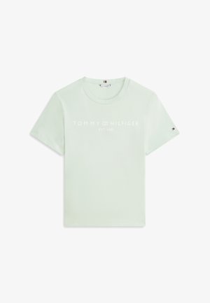 Šviesiai žalia medvilninė marškinėliai su trumpomis rankovėmis, dekoruoti baltu "TOMMY HILFIGER EST. 1985" logotipu ir mažyte prekės ženklo detalė ant rankovės.