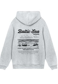 Hellgrau Hoodie mit einem schwarzen Grafikdruck der Ostsee, versehen mit Text, der Wellen, Wolken und Gräser entlang des Ufers darstellt.