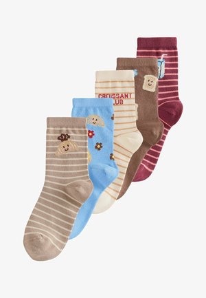 Vijf paar gestreepte sokken in beige, blauw, crème, bruin en bordeaux met ontwerpen van een lachende hond, toast, bloem en drankje.