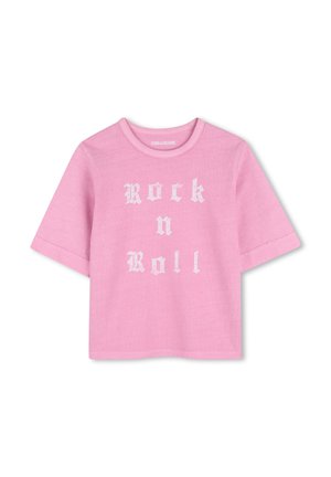 Różowy t-shirt z krótkim rękawem i okrągłym dekoltem, z białym gotyckim napisem "Rock n Roll" na przodzie.