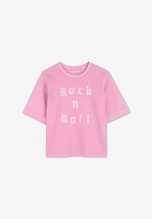 Roze T-shirt met korte mouwen en een ronde hals, met witte Gothic-stijl tekst "Rock n Roll" aan de voorkant.