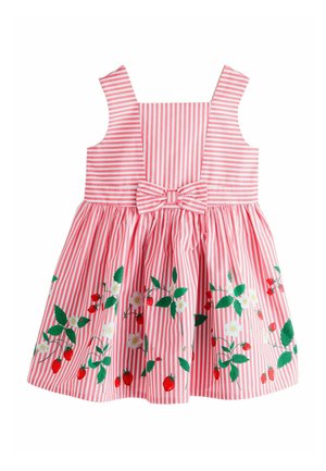 Lyserød og hvid stribet ærmeløs kjole med sløjfe ved taljen og jordbær- og blomsterprint langs skørtet.