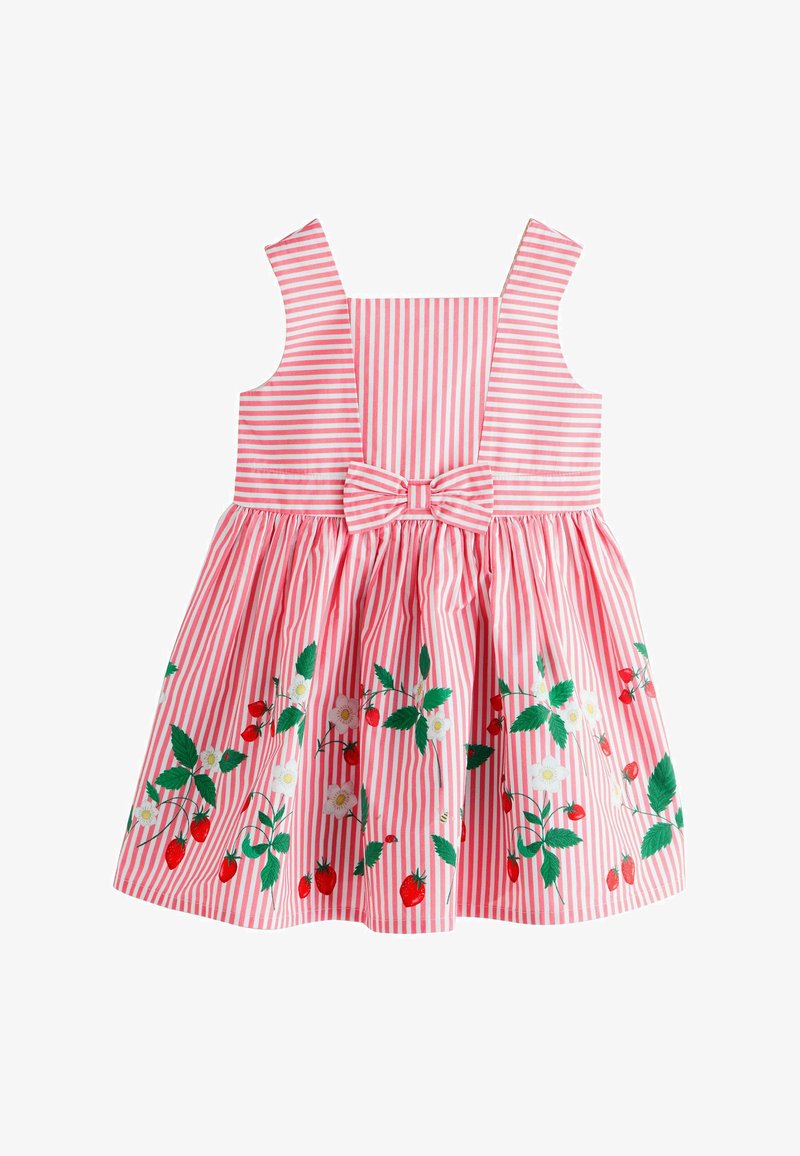 Robe sans manches à rayures roses et blanches avec un nœud à la taille et un imprimé de fraises et de fleurs le long de la jupe.