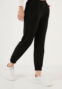 LELA Pantaloni de trening - black