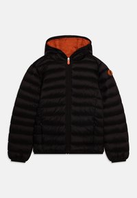 Chaqueta acolchada negra con capucha, cierre de cremallera y forro naranja. Presenta puños acanalados y un parche con el logo en la manga.