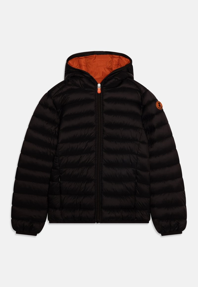 Chaqueta acolchada negra con capucha, cierre de cremallera y forro naranja. Presenta puños acanalados y un parche con el logo en la manga.