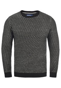 Maglione nero a collo rotondo con motivo a strisce diagonali bianche e verdi, maniche a costine e orlo a costine, frontale senza loghi visibili.
