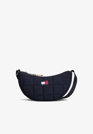 Bolso pequeño azul marino acolchado para llevar al hombro con parche del logo de Tommy Hilfiger, cierre superior con cremallera, forma de media luna y correa ajustable.