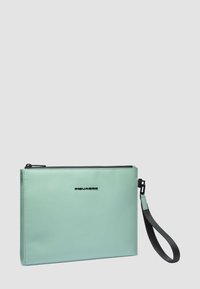 Borsa clutch verde menta con cerniera, caratterizzata da una texture liscia, accessori neri e un cinturino da polso removibile per maggiore versatilità.