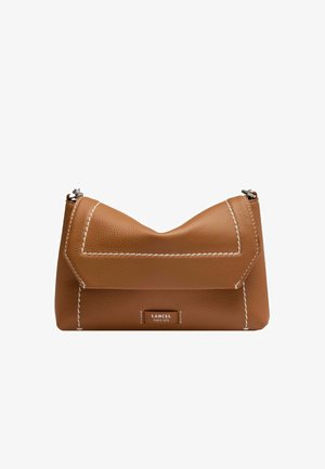 Sac bandoulière en cuir marron avec surpiqûres blanches, rabat structuré et plaque en métal avec le logo "Lancel Paris 1876" sur le devant.