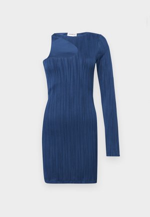 Navyblaues Kleid mit asymmetrischem Design, das strukturierten Stoff und einen Cutout hat. Auf der einen Seite ein langer Ärmel, taillierte Silhouette.