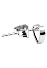 Orecchino a perno a forma di cuore in argento con finitura lucida, caratterizzato da un design curvo e un retro a perno per una vestibilità sicura.