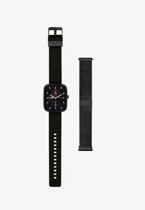 Montre connectée noire avec un cadran carré, un affichage numérique et un bracelet en caoutchouc ; inclut un second bracelet en métal noir en maille. Affiche des indicateurs de temps en bold.