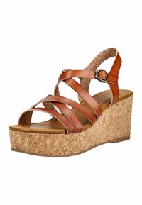 Hnědá kožená sandála na klínu s korkovou platformou, čtyři přední pásky a nastavitelný kotníkový pásek s kovovou přezkou.