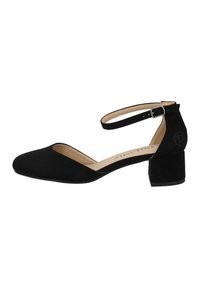 Zapato de tacón de ante negro con una correa al tobillo, punta afilada y tacón cuadrado. Presenta un pequeño detalle de logo en la parte posterior del tacón.