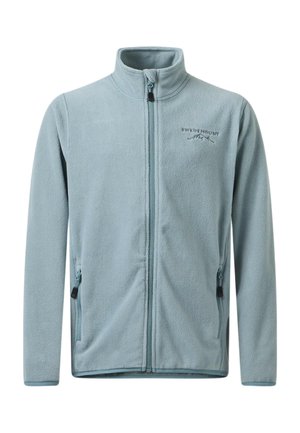 Sort softshelljakke over en lyseblå fleece, sorte cargobukser og sorte vandrestøvler. Indeholder lynlåse og lommer.