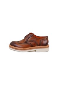 Chaussure à lacets en cuir marron avec des détails brogue, bouts lisses, et une semelle texturée blanche contrastante. Design classique avec des accents élaborés.