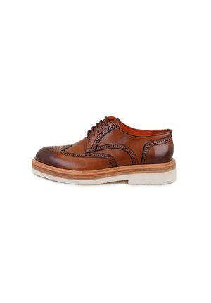 Braune Leder-Schnürschuhe mit Brogue-Detail, glattem Zehenkappen und einer kontrastierenden weißen strukturierten Sohle. Klassisches Design mit filigranen Akzenten.