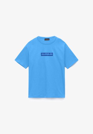 Niebieska koszulka z krótkim rękawem z logo "Napapijri Geographic" na ciemnoniebieskiej prostokątnej naszywce na piersi.