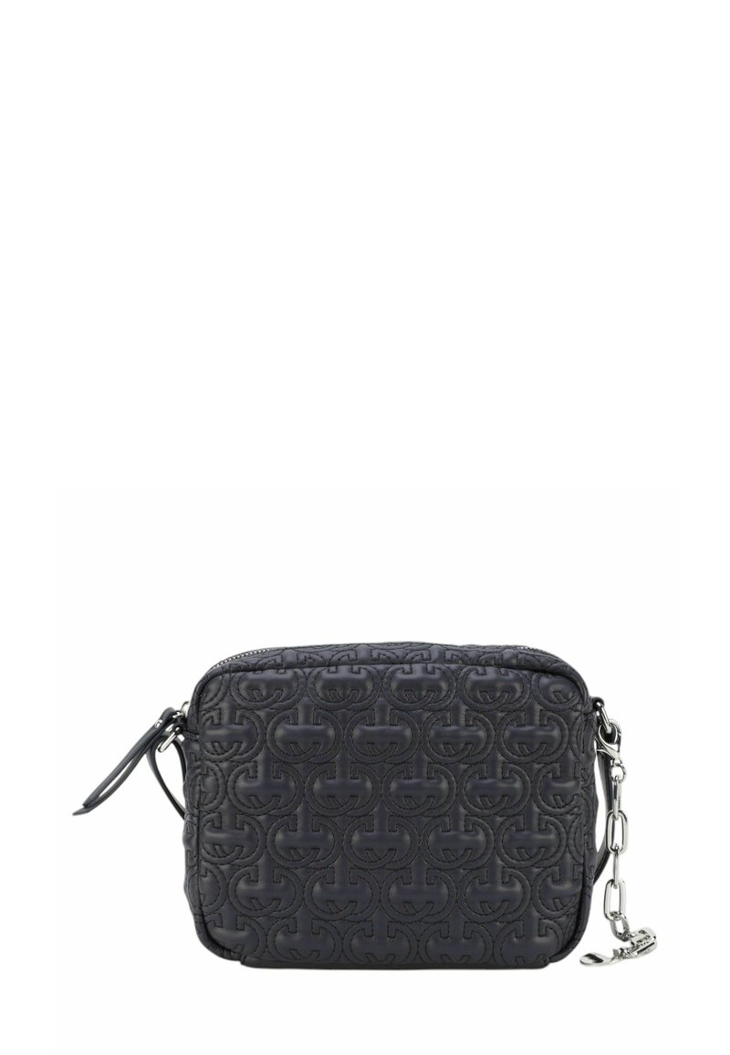 Borsa a tracolla nera trapuntata con motivo a logo impresso, texture liscia, chiusura con zip e accent con catena in hardware argentato.