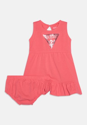 Korallenfarbenes Baumwollkleid mit ärmellosem Design, Rüschensaum und Pailletten-Dreieckslogo. Inklusive passender korallenfarbener Unterhose.