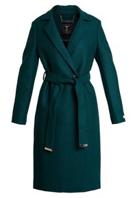 Manteau en laine bleu-vert avec une ceinture, col à revers, fermeture à un bouton, manches longues et accents métalliques aux extrémités de la ceinture. Fini texturé.