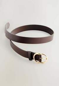 Pruun nahkrihm ovaalse kuldse pandla ja siledas tekstuuris, millel on mitu reguleerimisauku. Lihtne ja elegantne disain.