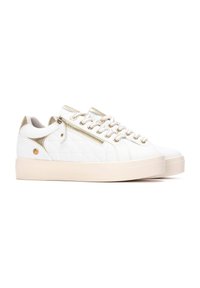 Sneakers bianchi trapuntati con accenti dorati, una cerniera laterale e finitura testurizzata. Presentano una suola piatta color crema e un design con lacci.