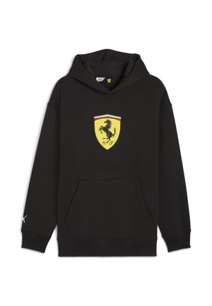 Sort hættetrøje med et gult Ferrari-logo og en sort springende hest, prydet med grønne og røde striber over emblemet.