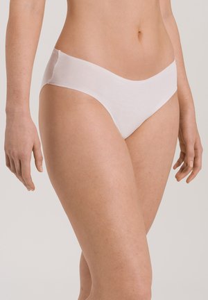 Weiße Bikini-Höschen mit glattem Finish, aus weichem Baumwollmaterial, im Low-Rise-Design und minimalistischem Ästhetik. Keine sichtbaren Beschläge oder Muster.