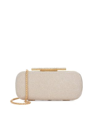 Pochette rectangulaire beige texturée avec bandoulière chaîne dorée et fermoir doré orné de strass sur fond blanc.