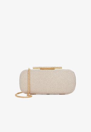 Rechthoekige beige gestructureerde clutch met goudkleurige kettingband en goudkleurig sluiting versierd met strass steentjes op witte achtergrond.