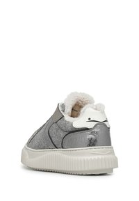 Zapatillas grises con un upper texturizado y acentos metálicos, forro suave y una suela de goma blanca con detalles estriados.