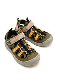 Zapatos de agua ligeros de color verde oliva con malla transpirable y acentos amarillos, que cuentan con correas ajustables y suelas de goma para un buen agarre.