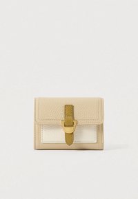 Beige nahkainen lompakko, jossa on teksturoitu pinta, etu kansi ja ruskea hihna kultasävyisellä soljella, valkoista taustaa vasten.