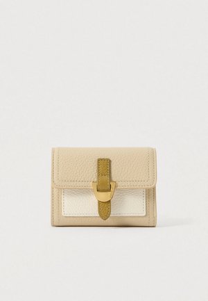 Portofel din piele bej cu finisaj texturat, clapetă frontală și curea maro cu închidere pe bază de cataramă aurie, pe un fundal alb simplu.