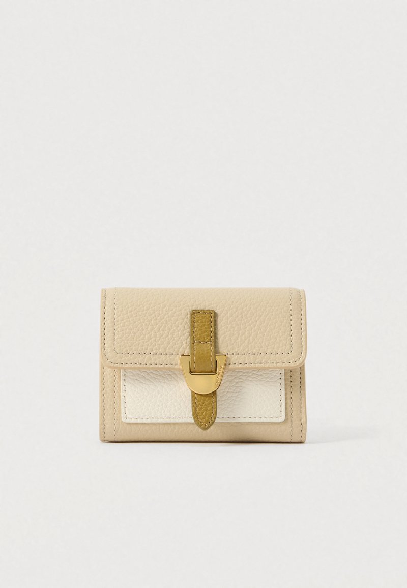 Beige nahkainen lompakko, jossa on teksturoitu pinta, etu kansi ja ruskea hihna kultasävyisellä soljella, valkoista taustaa vasten.