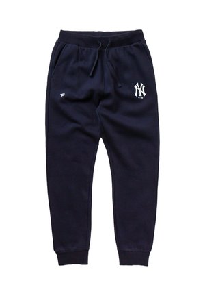 Pantaloni della tuta blu navy con vita elasticizzata, tasche laterali e polsini a sigaretta. Presentano un logo bianco sulla coscia sinistra e un piccolo simbolo del marchio in azzurro chiaro.