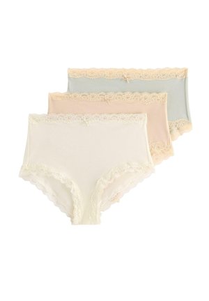 Tre blondetrimmede dameunderbukser i creme, lys fersken og lys grå, arrangeret lagdelt på en hvid baggrund.