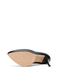 Scarpa nera in pelle con tacco alto, punta affusolata e suola color nude, caratterizzata da una superficie liscia e una curvatura sottile nel design.