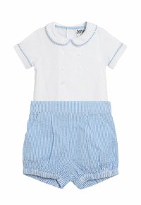 Rompers blancs à manches courtes avec des accents bleus, présentant un col, un devant à double boutonnage et un short à rayures bleues.