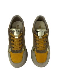 Sneakers con lacci che presentano pannelli in suede beige e corduroy giallo, dettagli dorati e una suola texturizzata per una migliore aderenza. Design minimalista.