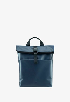Zaino impermeabile blu navy con design arrotolabile, chiusura con zip e tasca frontale; realizzato in materiale liscio e durevole con accenti neri.