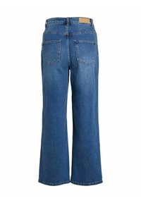 Jean large en denim bleu moyen, avec une taille haute, deux poches arrière et une étiquette logo sur la taille. Texture lisse.