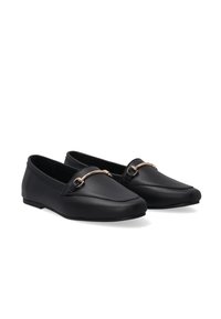 Zwarte loafers van soepel leer met een platte zool. Voorzien van een gouden metalen accent over de wreef. Klassiek ontwerp met puntige neus.