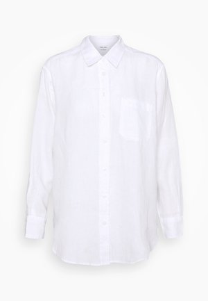 Biała koszula z długim rękawem na guziki, wykonana z czystego lnu, z kołnierzykiem w szpic i pojedynczą kieszenią na piersi, prezentowana na jednolitym tle.
