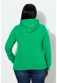 Zelená mikina s kapucí z měkké látky, vybavená kapucí a žebrovanými manžetami. Design zahrnuje rovný střih a lem v pase.